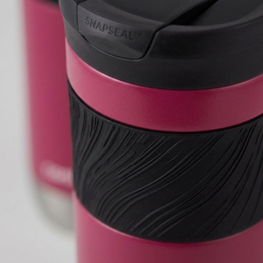 A macro inspection captures the molded SNAPSEAL logo on the black lid and the wavy texture of the non-slip grip.